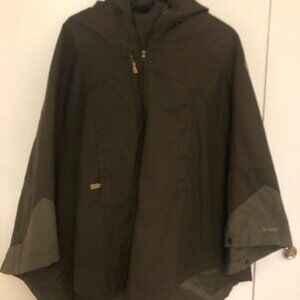 Fjallraven Luhkka Poncho with detachable fur